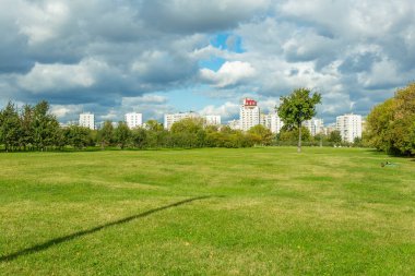 Şehir sınırları içindeki modern çok katlı binalar. Moskova, Rusya