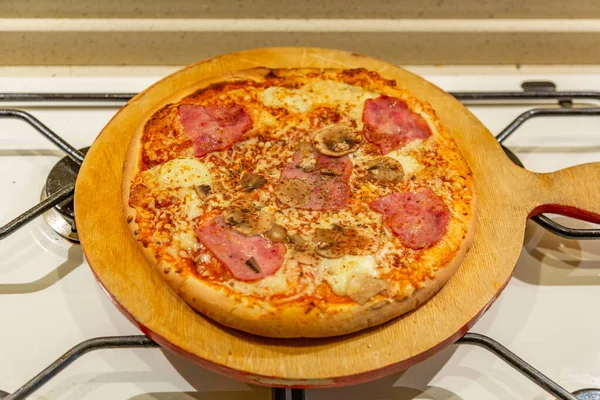 Texturerad Ostpizza Med Kryddor Hembakat Färskt Bakrecept — Stockfoto