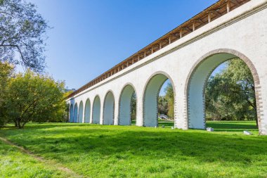 Moskova, Rusya - 27 Eylül 2020: 18. yüzyılın tarihi su kemeri Rostokino 'daki beyaz taştan yapıldı