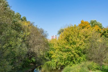 Şehir sınırları içindeki modern çok katlı binalar. Moskova, Rusya