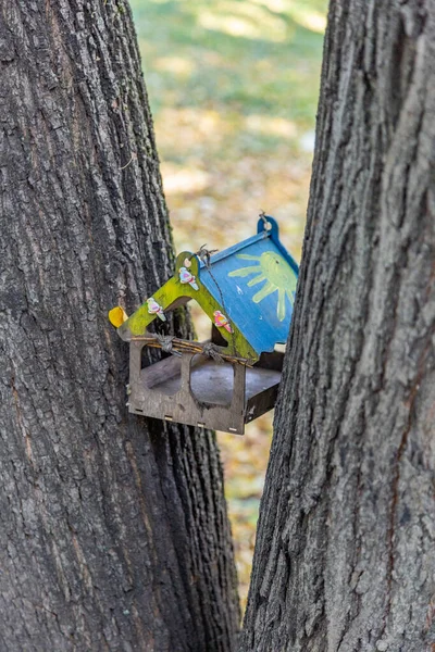 夏城公园里的木制鸟舍饲养员 — 图库照片