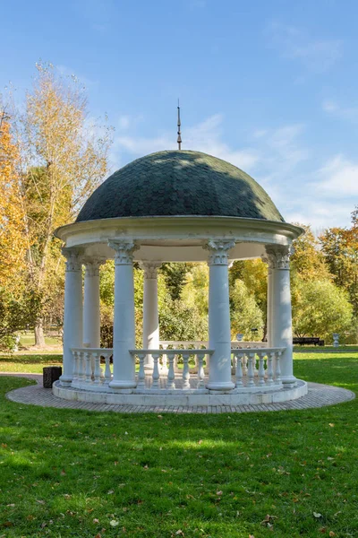 Gazebo Feito Pedra Branca Parque Verde Para Descanso Relaxamento Dos — Fotografia de Stock