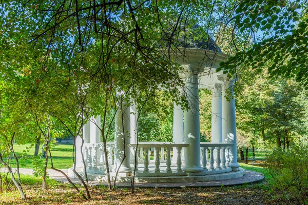 Lysthus Hvit Stein Grønn Park Hvile Avslapning Besøkende – stockfoto