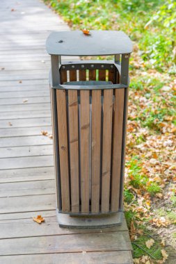 Şehir parkındaki küçük çöp tenekesi.