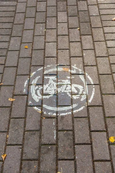 Белый Покрашенный Велосипедный Дорожный Знак Городской Каменный Тротуар — стоковое фото