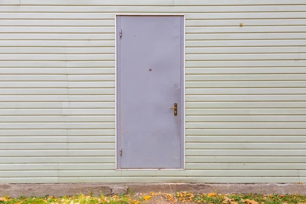 Parte Parede Edifício Tabuleiro Branco Com Uma Porta Fechada — Fotografia de Stock