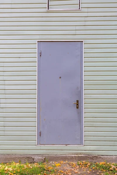 Часть Стены Белого Здания Доски Закрытой Дверью — стоковое фото