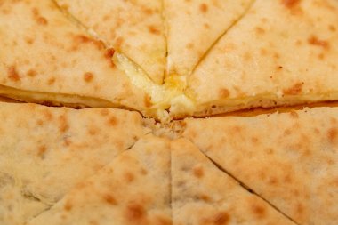 Taze pişmiş lezzetli kapalı turta ve içinde sıcak peynir var.