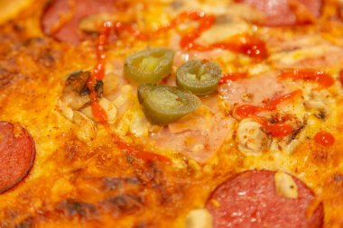 Baharatlı peynirli pizza. Ev yapımı taze pişirme tarifi