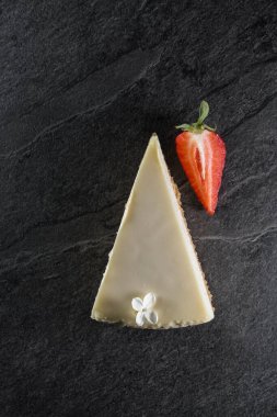 Kremalı çikolatalı tatlı.