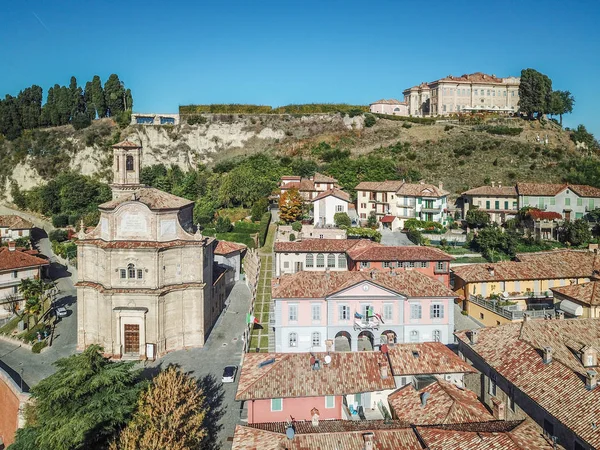 グアレーネ城と北イタリア ランゲと Roero 地域の都市の空中ドローン写真 — ストック写真