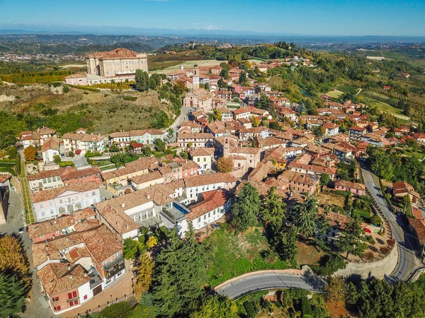 グアレーネ城と北イタリア ランゲと Roero 地域の都市の空中ドローン写真 — ストック写真