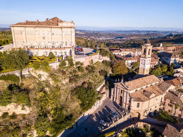 グアレーネ城と北イタリア ランゲと Roero 地域の都市の空中ドローン写真 — ストック写真