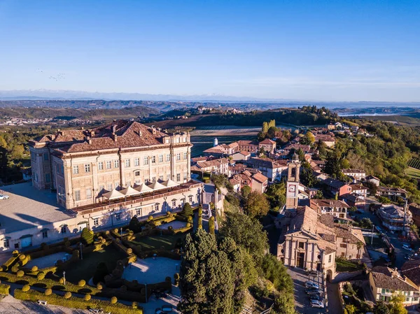 Luchtfoto Drone Foto Van Guarene Kasteel Stad Noord Italië Langhe Rechtenvrije Stockafbeeldingen