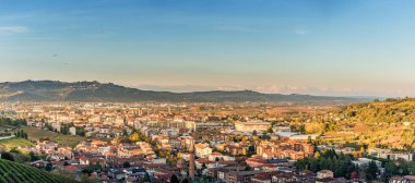 Piedmont, İtalya için sonbahar Alba şehrin geniş panorama