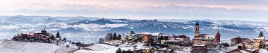 Kış aylarında Treiso yakınlarındaki Langhe tepelerinin geniş açı Panoraması.