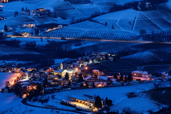 La morra pueblo en Langhe colinas en invierno, hora azul —  Fotos de Stock