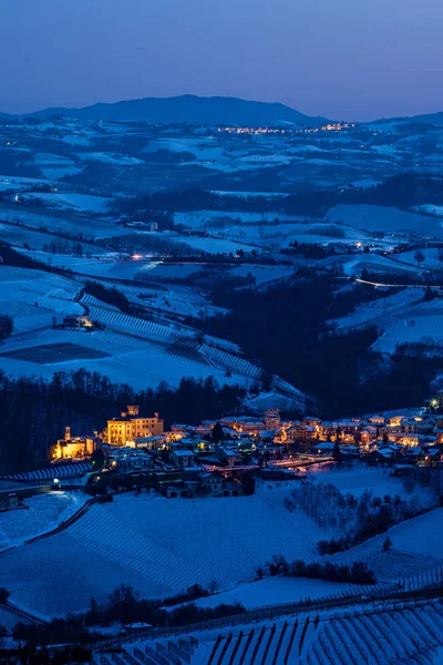 Barolo pueblo panorama en Langhe colinas en invierno, hora azul —  Fotos de Stock