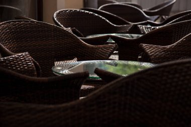 Kafenin iç kısmının bir parçası. Masalar ve sandalyeler.