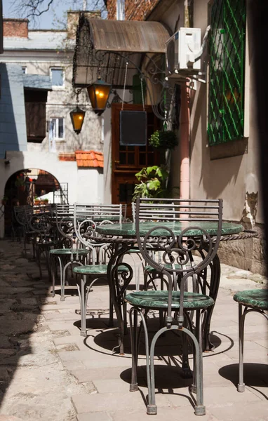 Café de rua de manhã com mesas vazias . — Fotografia de Stock