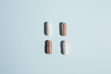 Mavi arka planda dört ilaç..