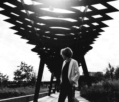 Modern genç bir iş kadınının portresi şık şehir mimarisinin arka planına karşı..