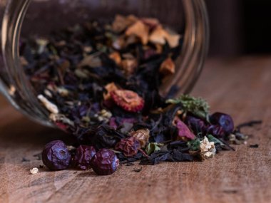 Kurutulmuş böğürtlenli bitki çayı.