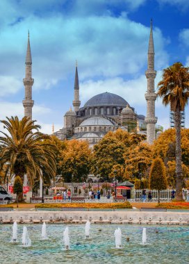 Sultanahmet Meydanı 'ndaki Mavi Cami' nin önünde bir çeşme var..