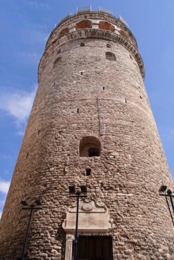 Mavi gökyüzüne karşı Galata kulesi.