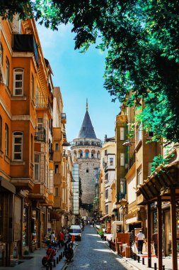 Galata Kulesi, İstanbul 'un Karaköy bölgesinde bulunan bir ortaçağ taş kulesidir. İstanbul manzaralı ünlü bir yer..