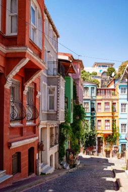 İstanbul sokaklarında renkli ve parlak evler. Balat Bölgesi.