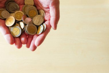 Asyalı adamlar para tutarak başkalarına veriyorlar. Yatırım finansal konsepti, emeklilik veya emeklilik planlaması için tasarruf planı. Kopya alanı olan başarılı kişi için zengin ve zengin bir gelecek.