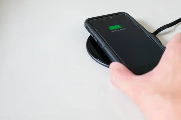 Homens Mão Colocando Smartphone Carga Bateria Sem Fio Nova Tecnologia — Fotografia de Stock