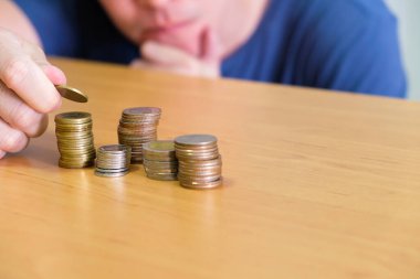 Asyalı erkeklerin seçici odak noktası el planlama ve para biriktirme. Kişisel mali veya tasarruf yönetimi kavramı, zenginlik ve daha fazla gelir,