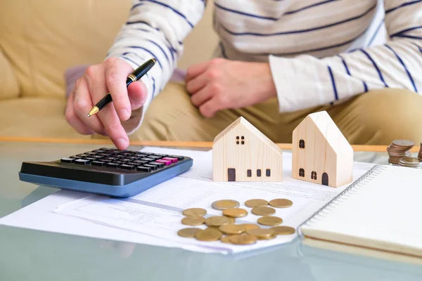 Focus Selettivo Presso Casa Legno Con Gli Uomini Asiatici Calcolando — Foto Stock