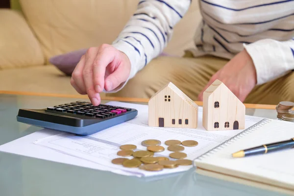 Focus Selettivo Presso Casa Legno Con Gli Uomini Asiatici Calcolando — Foto Stock