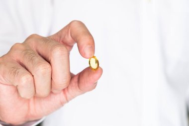 Doktorun elindeki jel ilacına odaklan. Hastalığı tedavi etmek için tıbbi tedavi. Fotokopi alanı ile sağlık ve tıbbi konsept.