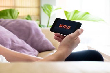 Çevrimiçi alışveriş için dijital tablet üzerindeki satın alma tuşuna basarak arka planda bulanık kredi kartıyla erkeklere seçici bir şekilde odaklan. Sosyal mesafeyi desteklemek için çevrimiçi ödeme kavramı.