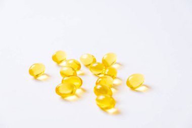 Çevrimiçi alışveriş için dijital tablet üzerindeki satın alma tuşuna basarak arka planda bulanık kredi kartıyla erkeklere seçici bir şekilde odaklan. Sosyal mesafeyi desteklemek için çevrimiçi ödeme kavramı.