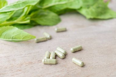 Çevrimiçi alışveriş için dijital tablet üzerindeki satın alma tuşuna basarak arka planda bulanık kredi kartıyla erkeklere seçici bir şekilde odaklan. Sosyal mesafeyi desteklemek için çevrimiçi ödeme kavramı.