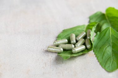 Çevrimiçi alışveriş için dijital tablet üzerindeki satın alma tuşuna basarak arka planda bulanık kredi kartıyla erkeklere seçici bir şekilde odaklan. Sosyal mesafeyi desteklemek için çevrimiçi ödeme kavramı.