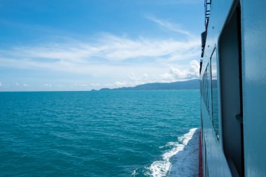 Çevrimiçi alışveriş için dijital tablet üzerindeki satın alma tuşuna basarak arka planda bulanık kredi kartıyla erkeklere seçici bir şekilde odaklan. Sosyal mesafeyi desteklemek için çevrimiçi ödeme kavramı.