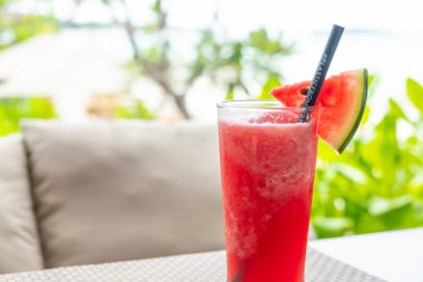 Çevrimiçi alışveriş için dijital tablet üzerindeki satın alma tuşuna basarak arka planda bulanık kredi kartıyla erkeklere seçici bir şekilde odaklan. Sosyal mesafeyi desteklemek için çevrimiçi ödeme kavramı.