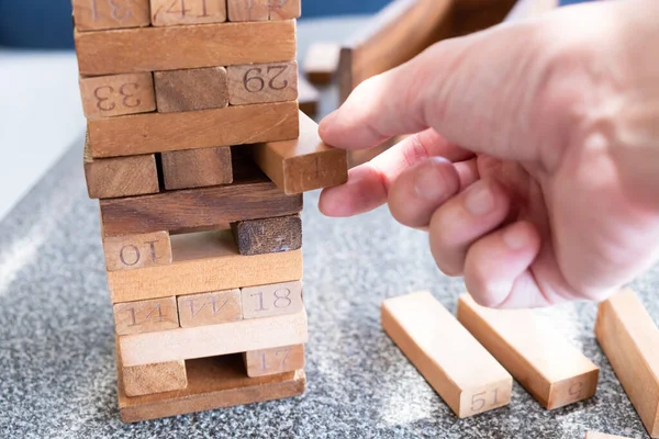 Selektiver Fokus Bei Männern Die Mit Verschwommener Kreditkarte Als Hintergrund — Stockfoto