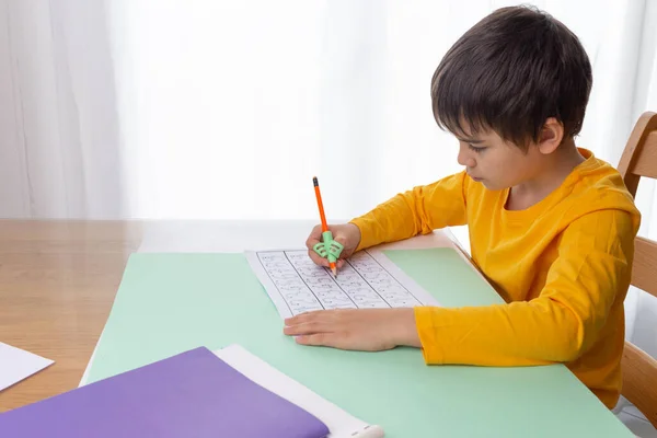 Jongen schrijven huiswerk, handschrift correctie, kleuterschool schrijven opleiding, kinderen onderwijs — Stockfoto