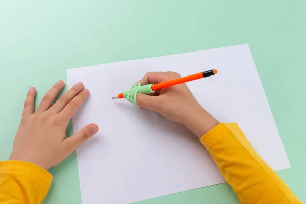 3点指ペン保持練習、未就学児の少年の書き込み宿題、手書き修正ツール、書き込みトレーニング — ストック写真