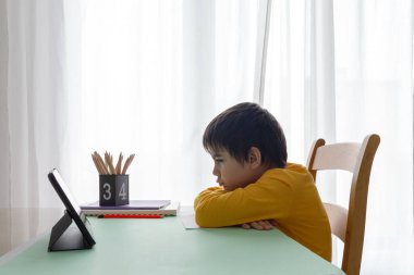 Çocuk ödevini kendi başına yapıyor, anaokulu çocuğu kısırlık, yaramaz çocuk.