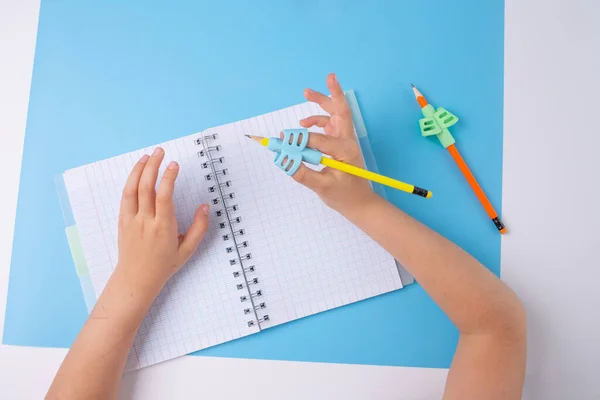 Ergonomik kalem tutucu, anaokulu el yazısı, kalem tutmayı öğrenen çocuklar, çocuk eğitimi. — Stok fotoğraf