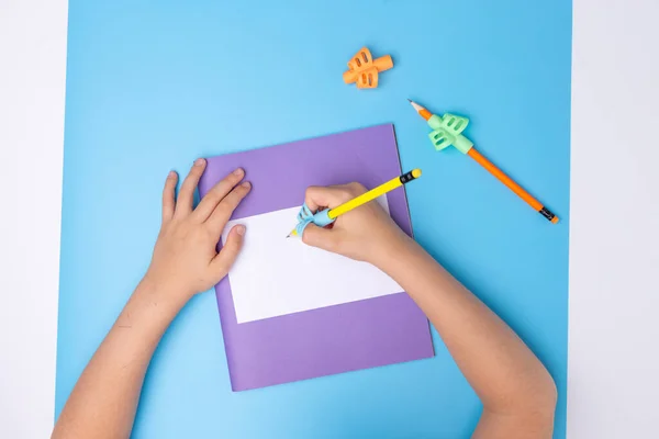 Las manos de los niños sostienen la herramienta de escritura de agarre de dos dedos, preescolar aprender a sostener el lápiz — Foto de Stock