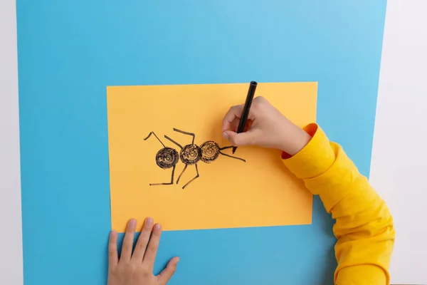 Cómo dibujar una hormiga, un proyecto de arte fácil para un niño en edad preescolar, DIY, paso 2 —  Fotos de Stock